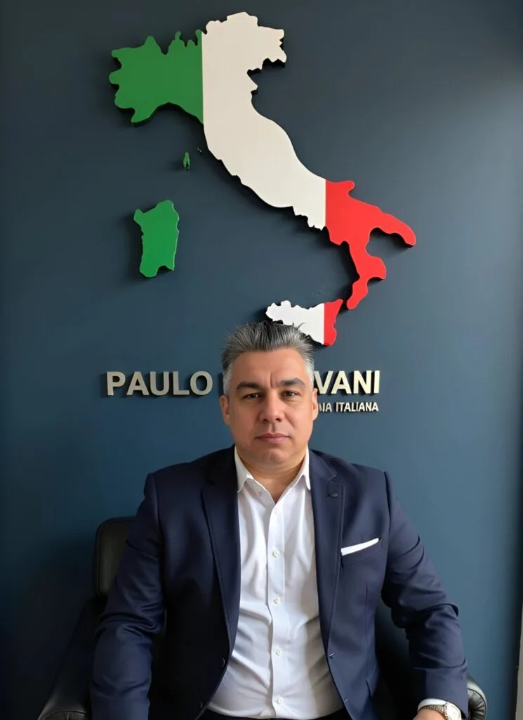 Homem de terno diante de um painel com o mapa da Itália