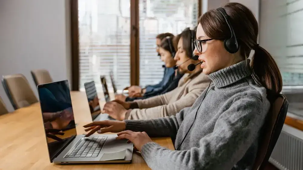 Como usar IA para transcrever reuniões de vendas e atualizar o CRM automaticamente